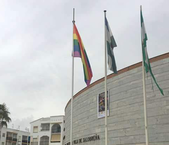Salobrea iza la bandera Arco Iris para conmemorar el Da Internacional del orgullo LGTB